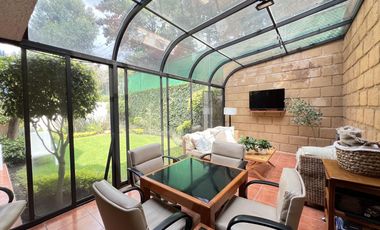 Casa muy iluminada con jardín en precioso condominio con seguridad