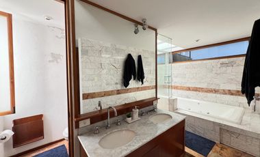 Casa muy iluminada con jardín en precioso condominio con seguridad