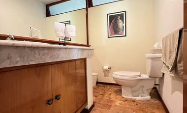 Casa muy iluminada con jardín en precioso condominio con seguridad