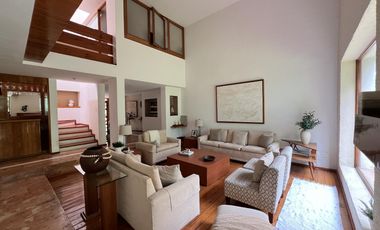 Casa muy iluminada con jardín en precioso condominio con seguridad