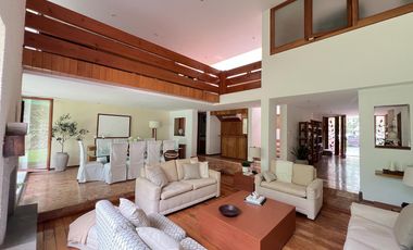 Casa muy iluminada con jardín en precioso condominio con seguridad