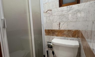 Casa muy iluminada con jardín en precioso condominio con seguridad