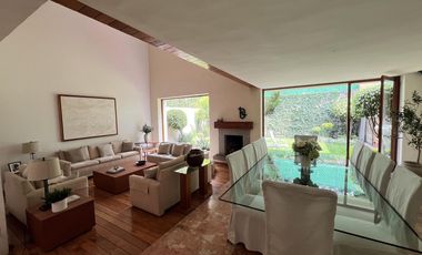 Casa muy iluminada con jardín en precioso condominio con seguridad