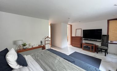 Casa muy iluminada con jardín en precioso condominio con seguridad