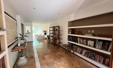 Casa muy iluminada con jardín en precioso condominio con seguridad