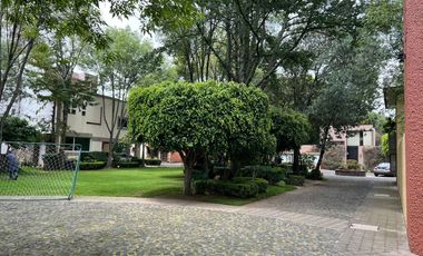 Casa muy iluminada con jardín en precioso condominio con seguridad