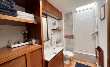 Casa muy iluminada con jardín en precioso condominio con seguridad