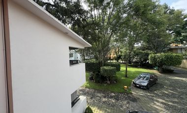 Casa muy iluminada con jardín en precioso condominio con seguridad