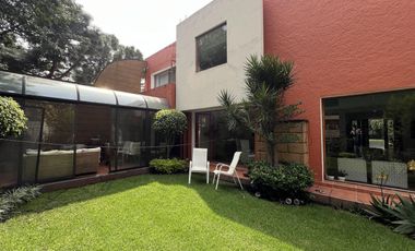 Casa muy iluminada con jardín en precioso condominio con seguridad