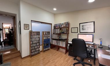 Casa muy iluminada con jardín en precioso condominio con seguridad