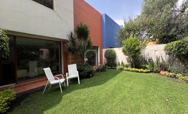 Casa muy iluminada con jardín en precioso condominio con seguridad