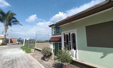 Casa en venta con tres habitaciones y jardín en Tizatlan, Tlaxcala.