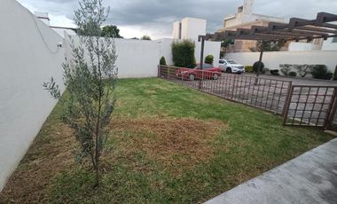 Casa en venta de un nivel con tres habitaciones y jardín en Ixtulco, Tlaxcala.