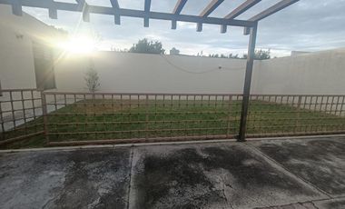 Casa en venta de un nivel con tres habitaciones y jardín en Ixtulco, Tlaxcala.