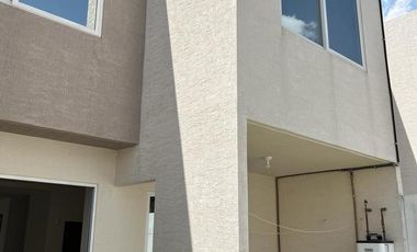 RENTA DE CASA EN RESIDENCIAL ARONA ZINACANTEPEC