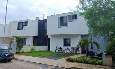 Casa en Venta en Praderas del Mayab de 3 recámaras y Piscina