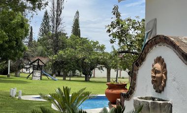 OPORTUNIDAD Gran terreno con dos pequeñas casas campiranas-Tonatico