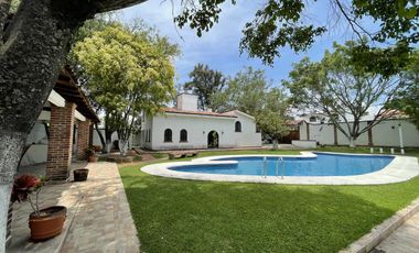 OPORTUNIDAD Gran terreno con dos pequeñas casas campiranas-Tonatico