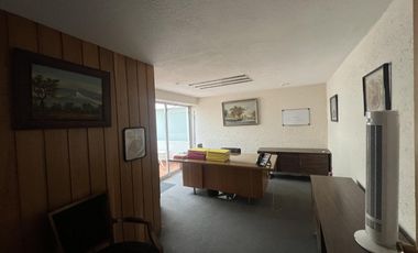 Edificio completo de 3 niveles con uso de suelo de oficinas en Jardines