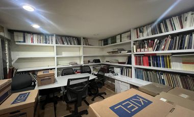 Edificio completo de 3 niveles con uso de suelo de oficinas en Jardines