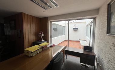 Edificio completo de 3 niveles con uso de suelo de oficinas en Jardines