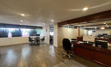 Edificio completo de 3 niveles con uso de suelo de oficinas en Jardines