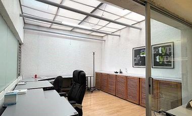 Edificio completo de 3 niveles con uso de suelo de oficinas en Jardines