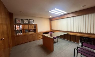 Edificio completo de 3 niveles con uso de suelo de oficinas en Jardines