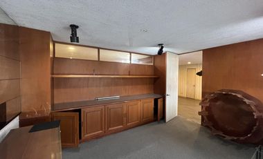 Edificio completo de 3 niveles con uso de suelo de oficinas en Jardines