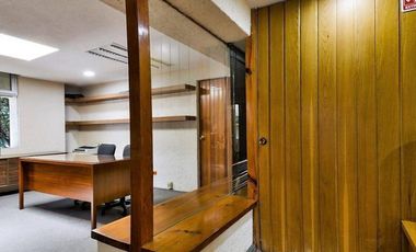 Edificio completo de 3 niveles con uso de suelo de oficinas en Jardines