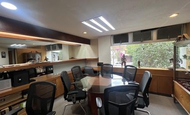 Edificio completo de 3 niveles con uso de suelo de oficinas en Jardines