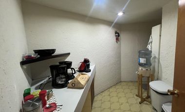 Edificio completo de 3 niveles con uso de suelo de oficinas en Jardines