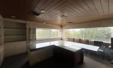 Edificio completo de 3 niveles con uso de suelo de oficinas en Jardines