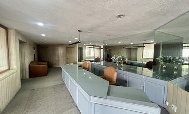 Edificio completo de 3 niveles con uso de suelo de oficinas en Jardines