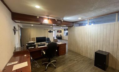 Edificio completo de 3 niveles con uso de suelo de oficinas en Jardines