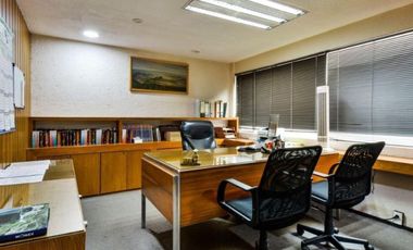 Edificio completo de 3 niveles con uso de suelo de oficinas en Jardines