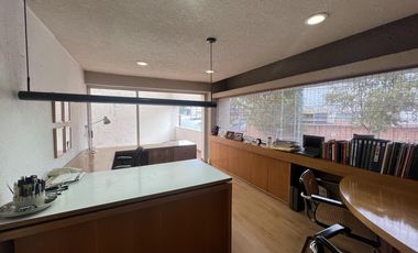 Edificio completo de 3 niveles con uso de suelo de oficinas en Jardines