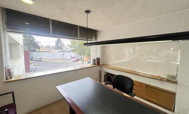 Edificio completo de 3 niveles con uso de suelo de oficinas en Jardines