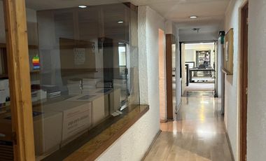 Edificio completo de 3 niveles con uso de suelo de oficinas en Jardines