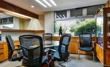 Edificio completo de 3 niveles con uso de suelo de oficinas en Jardines