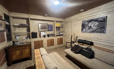 Edificio completo de 3 niveles con uso de suelo de oficinas en Jardines