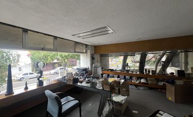 Edificio completo de 3 niveles con uso de suelo de oficinas en Jardines