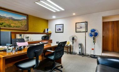 Edificio completo de 3 niveles con uso de suelo de oficinas en Jardines