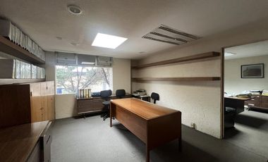 Edificio completo de 3 niveles con uso de suelo de oficinas en Jardines