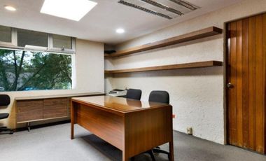 Edificio completo de 3 niveles con uso de suelo de oficinas en Jardines