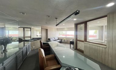 Edificio completo de 3 niveles con uso de suelo de oficinas en Jardines