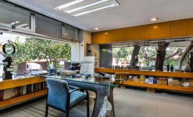 Edificio completo de 3 niveles con uso de suelo de oficinas en Jardines