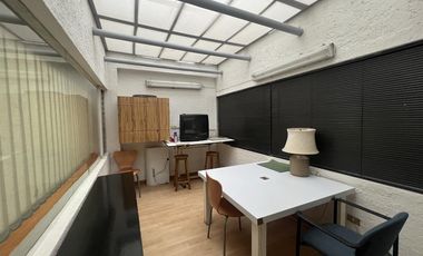 Edificio completo de 3 niveles con uso de suelo de oficinas en Jardines