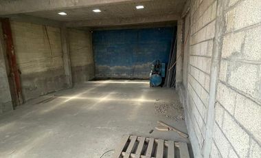 Bodega comercial ideal para almacenaje con fáciles accesos. Única en la zona.