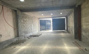 Bodega comercial ideal para almacenaje con fáciles accesos. Única en la zona.